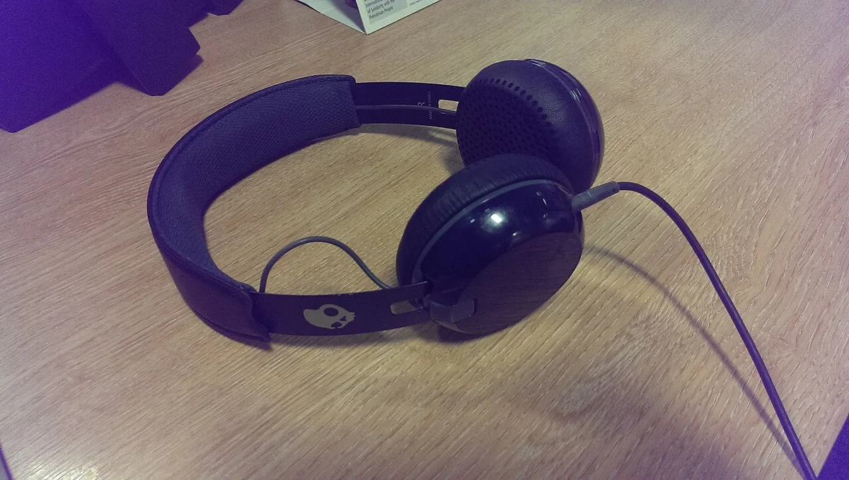 책상 위에 놓인 Skullcandy 유선 헤드폰